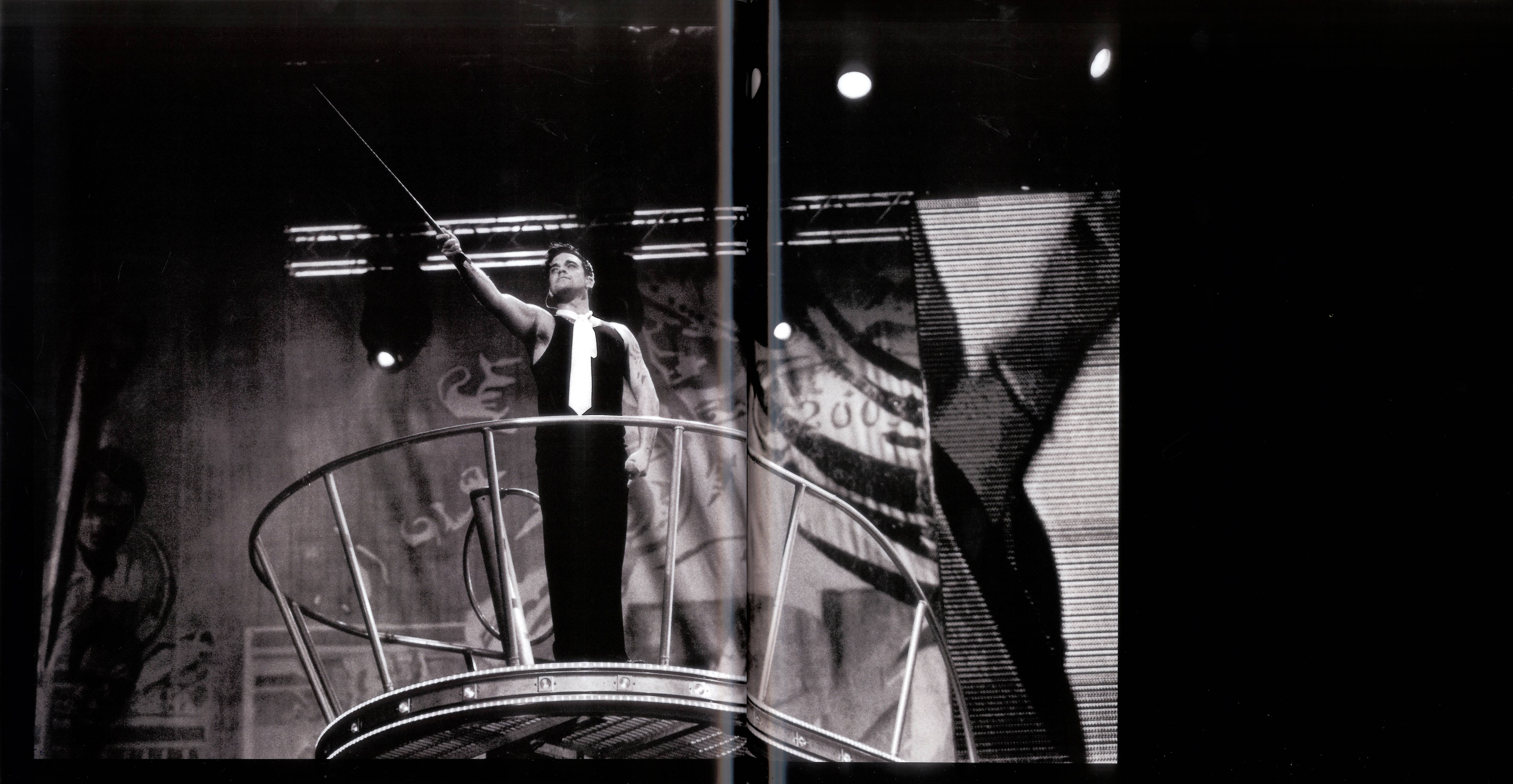 Robbie Williams  Live At Knebworth : Booklet23